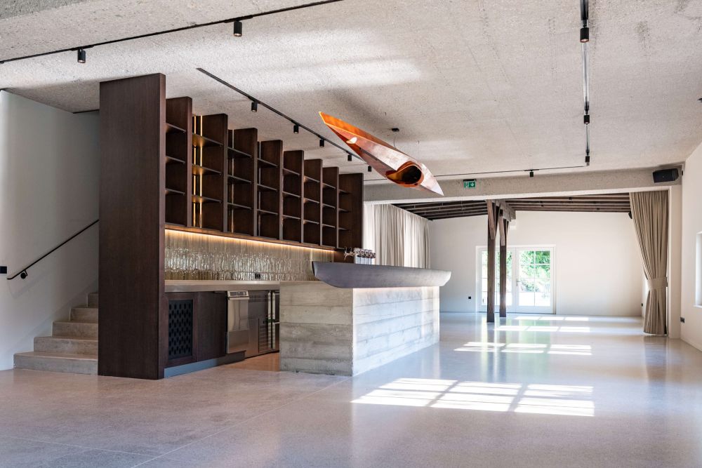 Großansicht auf den Raum mit Bar und echtem Ruderboot aus Holz als Beleuchtung über der Theke – ARKFORM