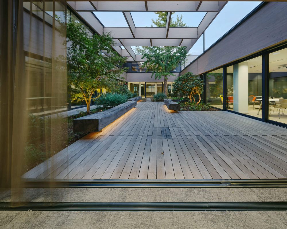 HOF Wien – Blick aus dem Büro auf begrüntem Innenhof – ARKFORM