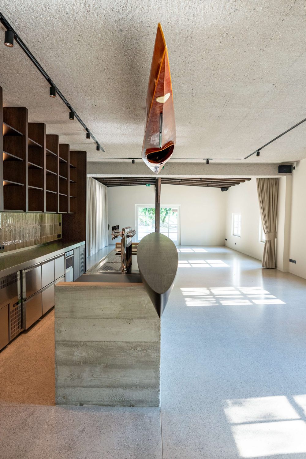 Ansicht der Bar mit echtem Ruderboot aus Holz als Beleuchtung über der Theke – ARKFORM