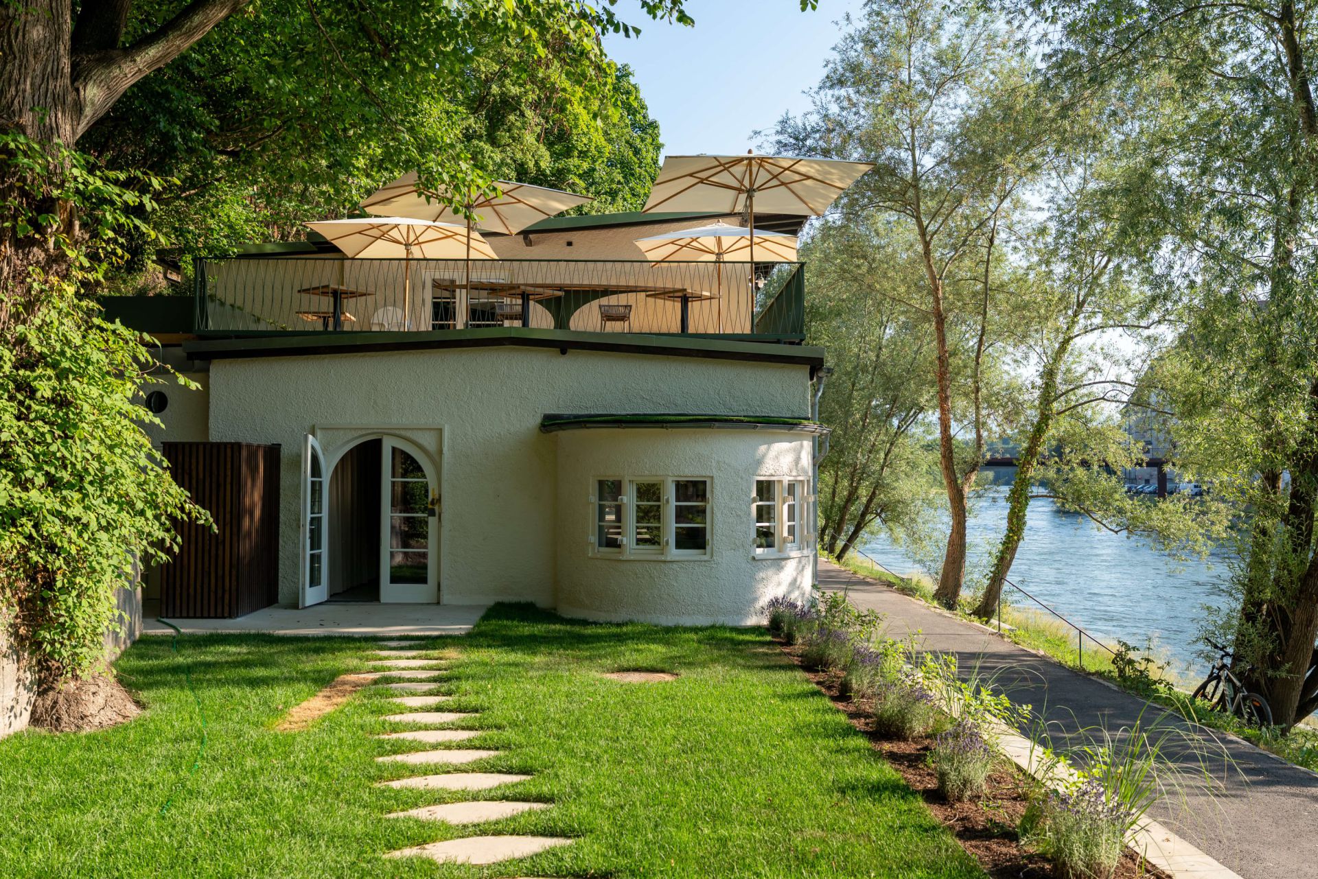 Außenansicht Paddlerhaus vom hauseigenen Garten mit Gehwegsteinen in Rauteform
